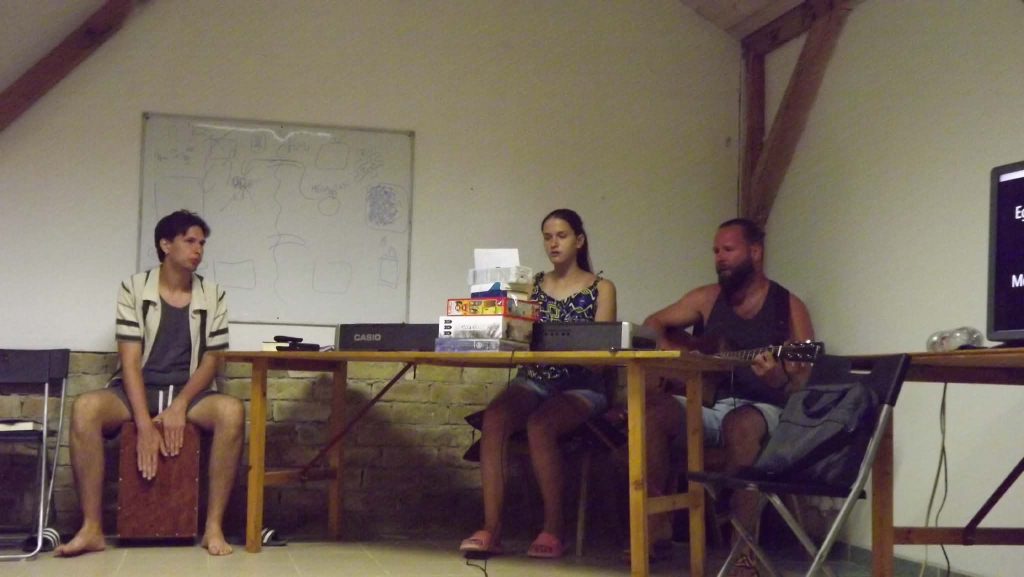 Zenés alkalom gitárral és cajonnal a táborban