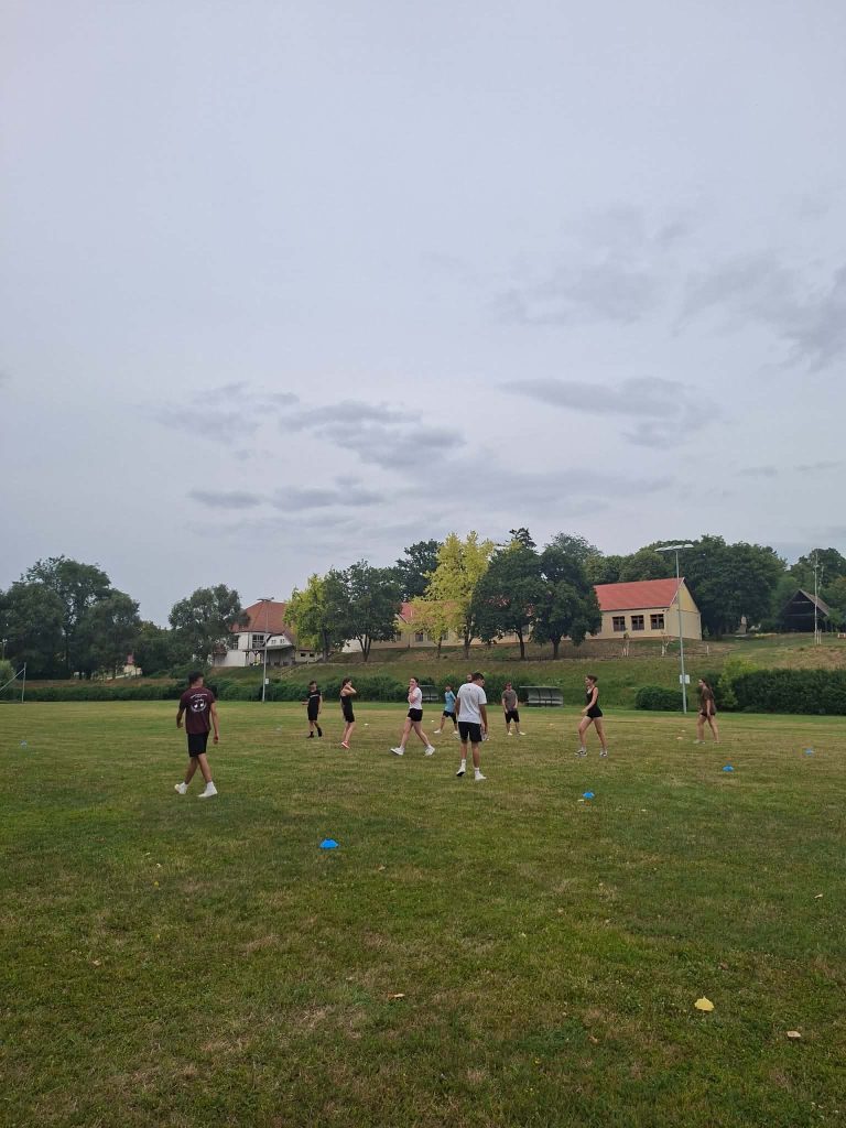 Közös játék a táborhely nagy füves pályáján