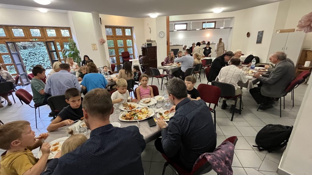 Közös ebéd az evangelizációs alkalom után