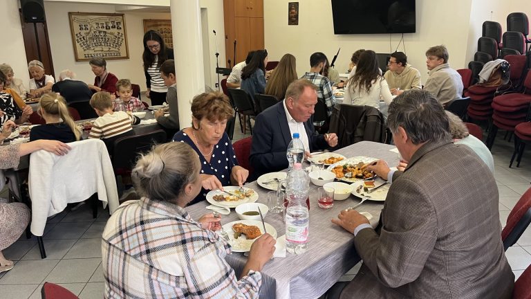Közös ebéd az evangelizációs alkalom után