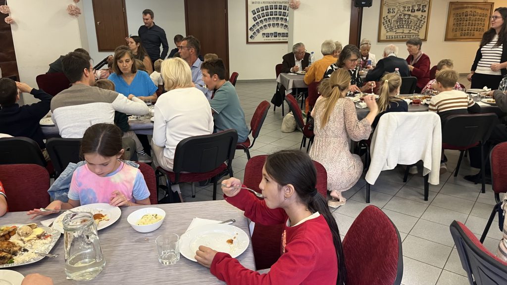 Közös ebéd az evangelizációs alkalom után