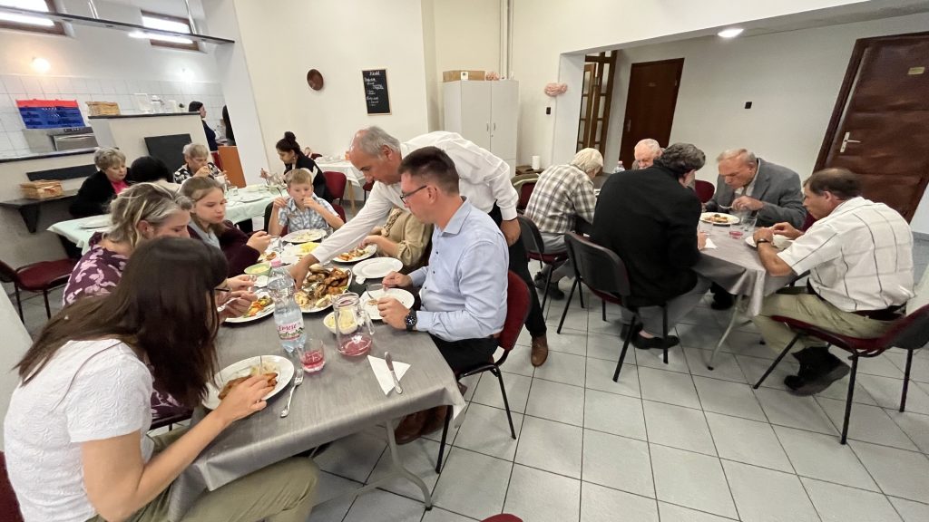 Közös ebéd az evangelizációs alkalom után