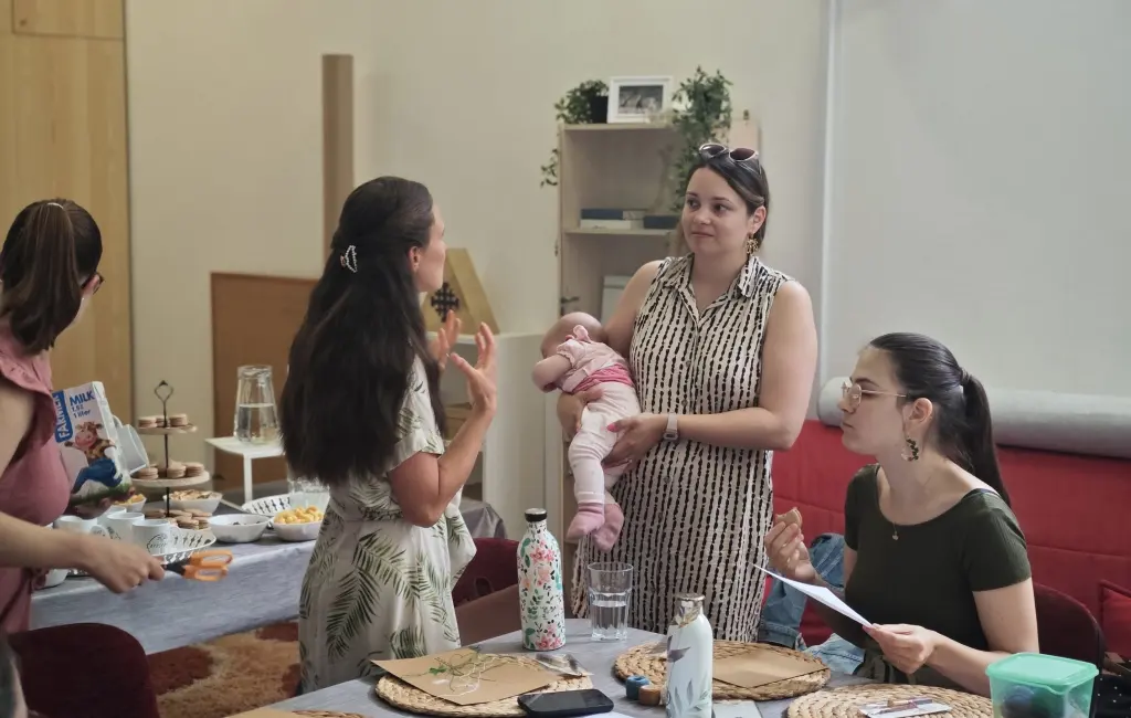 Gyülekezeti tagok egy kisbabával egy közösségi alkalmon