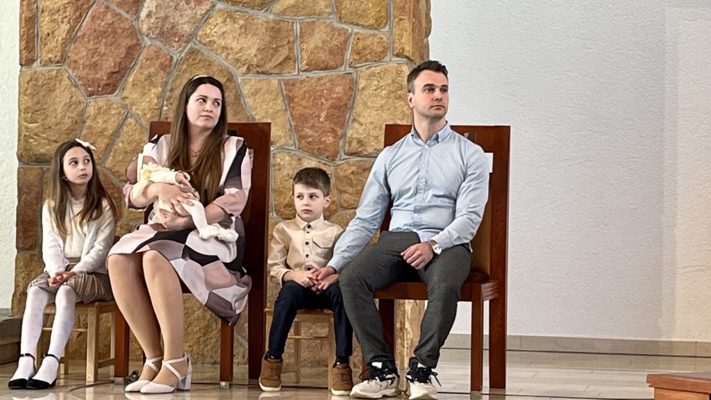 Család a bemutatott kisbabával