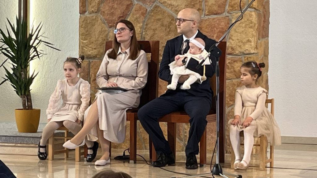 Szülők a bemutatott kisbabával