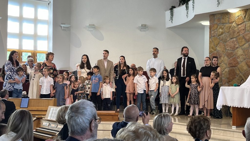 Gyerekek éneke a gyerekbemutatáson