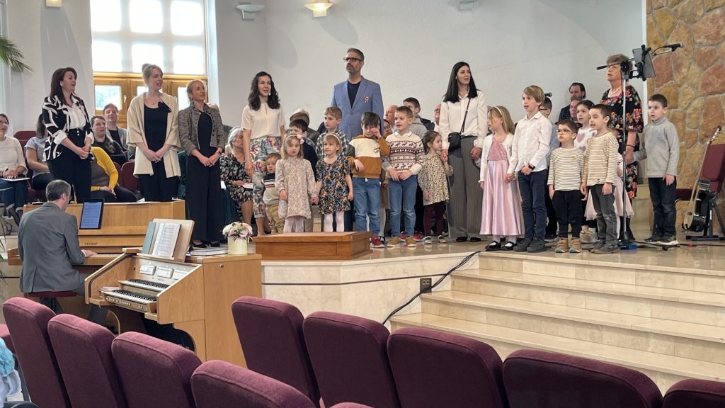 A gyülekezet gyermekei a templom elején