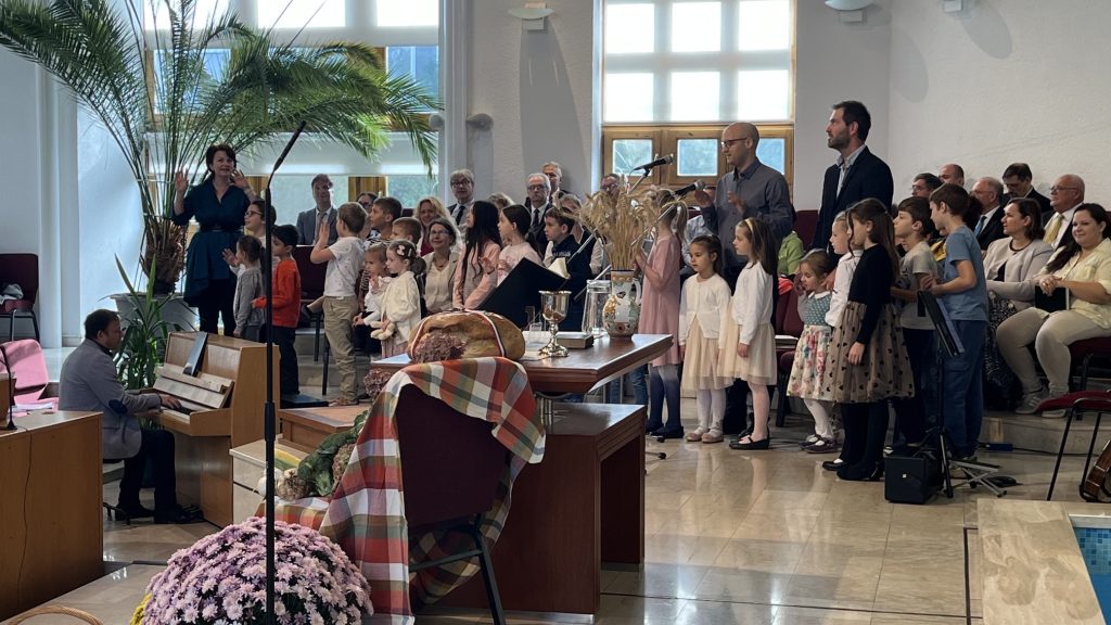 Gyerekek énekelnek zongorakísérettel a hálaadó istentiszteleten