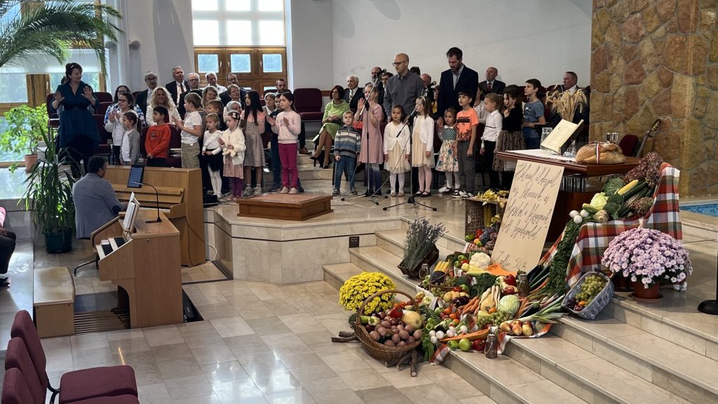 A gyerekek szolgálata az imaházban a hálaadó napon