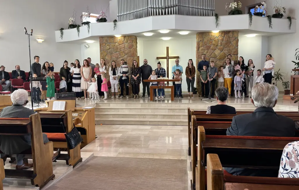 Családok és gyerekek a pesterzsébeti imaházban, egy istentiszteleten